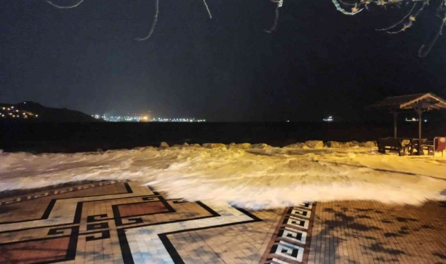 Bursa'da deniz taştı