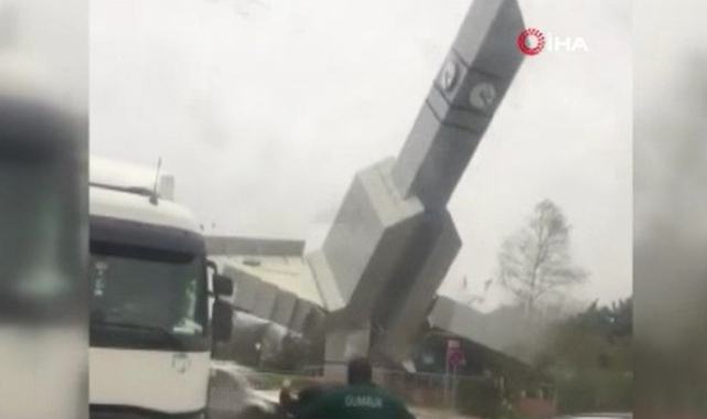 Çatalca'da saat kulesi devrildi