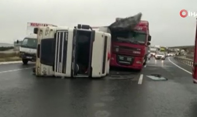 Çatalca TEM'de 2 tır ve bir kamyonet lodos nedeniyle devrildi