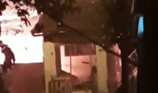 Cayır cayır yanan evine odun atan adam şaşırttı