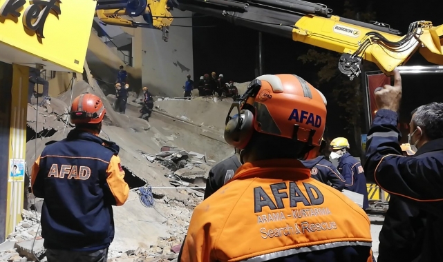 Çöken binadan 13 kişi yaralı kurtarıldı