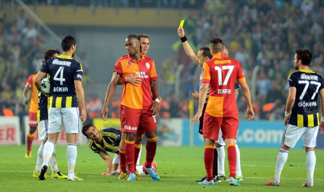Derbide kartlar havada uçuşuyor