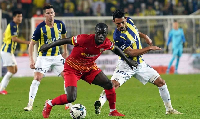 Fenerbahçe evinde son anda berabere kaldı
