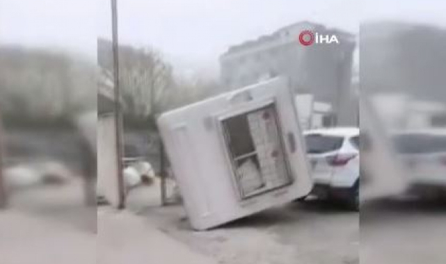 Fırtınada, görevli içindeyken güvenlik kulübesi uçtu
