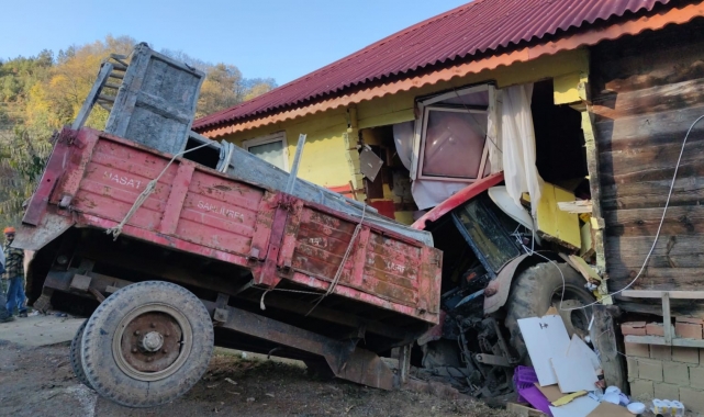 Freni boşalan traktör eve girdi, faciadan dönüldü