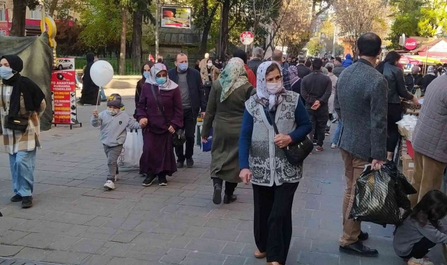 Hafta sonu hava ısındı, Bursalılar çarşıya akın etti