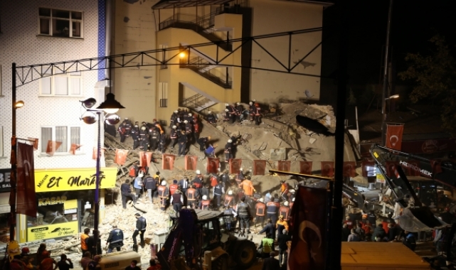 Malatya'da çöken binada arama kurtarma çalışmaları sürüyor