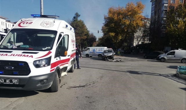 Otomobil ambulansa çarptı: 4 yaralı