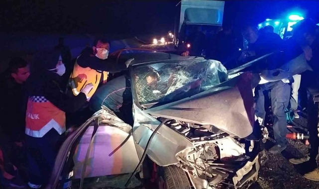 Otomobiller kafa kafaya çarpıştı: 6 yaralı