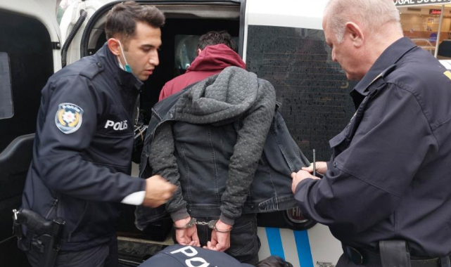 Polis bıçakla rehin alınan karı-kocayı saldırganın bileğini ısırarak kurtardı