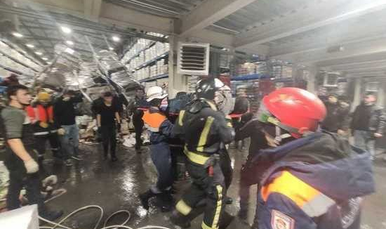 Rusya'da gıda deposundaki raflar çöktü, 1 işçi ağır yaralandı