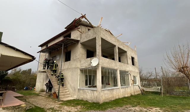 Şiddetli rüzgarda evin çatısı uçtu