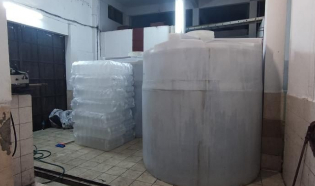 Sirke fabrikasında tonlarca sahte içki ele geçirildi