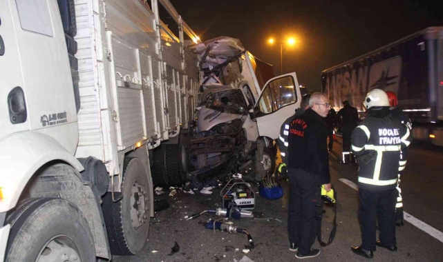 TEM'de kamyonet lastiği patlayan kamyona ok gibi saplandı: 1 ölü