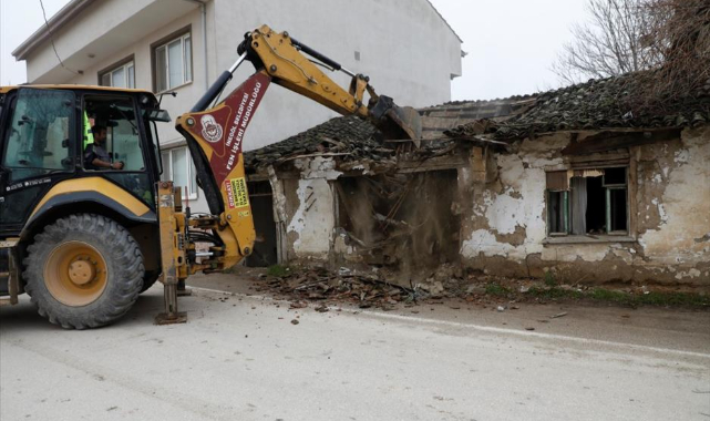 12 metruk binanın yıkımı yapıldı