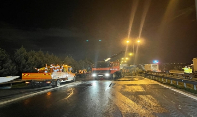 Anadolu Otoyolu'nda devrilen hafriyat yüklü tır ulaşımı aksattı