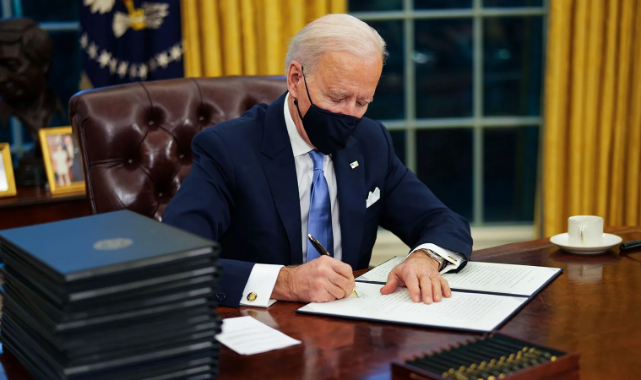 Biden, Sincan'dan ithalatı yasaklayan yasayı onayladı