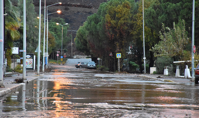 Bodrum ve Marmaris'te sağanak nedeniyle evleri su bastı, kaya parçaları yolları kapattı