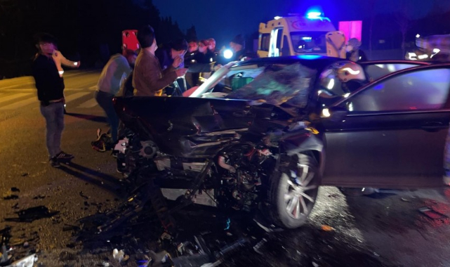 Bursa'da otomobil ile kamyon çarpıştı: 1'i ağır 7 kişi yaralandı