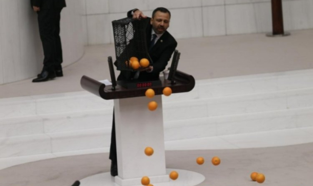 Bütçe görüşmeleri yine şovlara sahne oldu