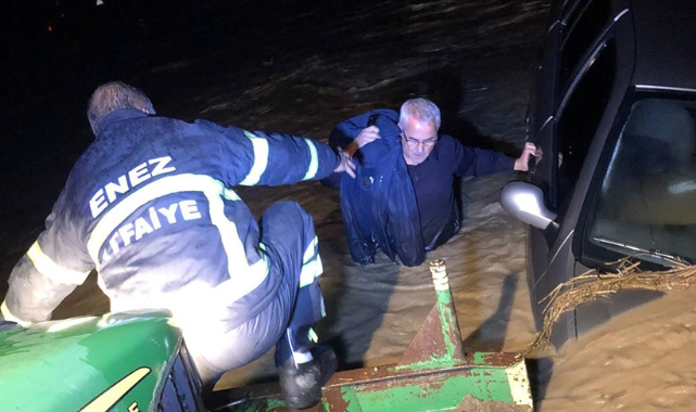Edirne'de şiddetli yağış nedeniyle araçlarında ve evlerinde mahsur kalanlar kurtarıldı
