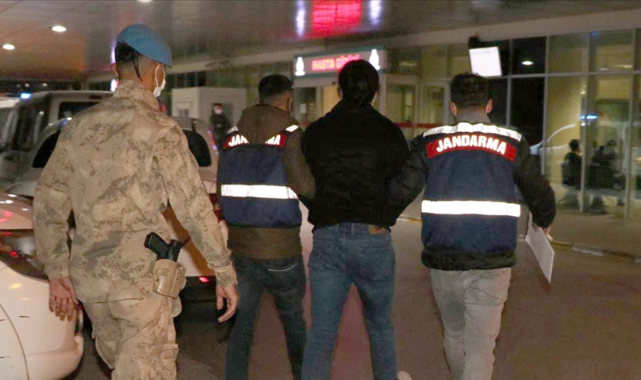 İzmir açıklarında tekneyle yurt dışına kaçmaya çalışan 51 FETÖ üyesi yakalandı
