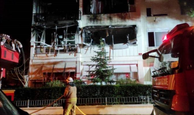 Kadıköy'de 10 katlı binada yangın çıktı bina kullanılamaz hale geldi