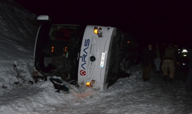 Kars-Erzurum kara yolunda yolcu otobüsü devrildi