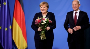 Merkel görevini Başbakan Scholz'a devretti