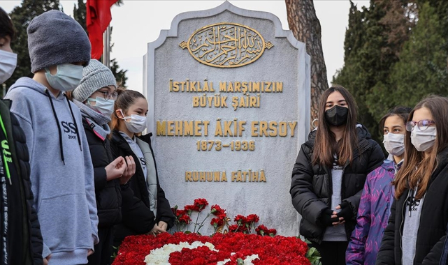 Milli şair Mehmet Akif Ersoy vefatının 85. yılında kabri başında anıldı