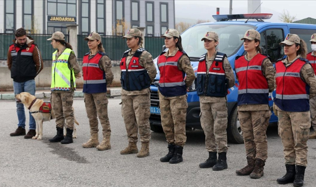 Muş'ta okul önlerinde denetim görevi yapan kadın astsubaylar güven veriyor