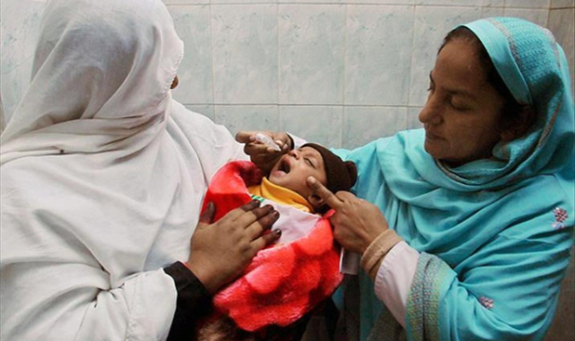 Pakistan'da çocuk felci aşısı kampanyasında görevlilere saldırı