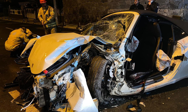 Sarıyer'de lüks araç elektrik direğine çarptı: 2'si ağır 3 yaralı