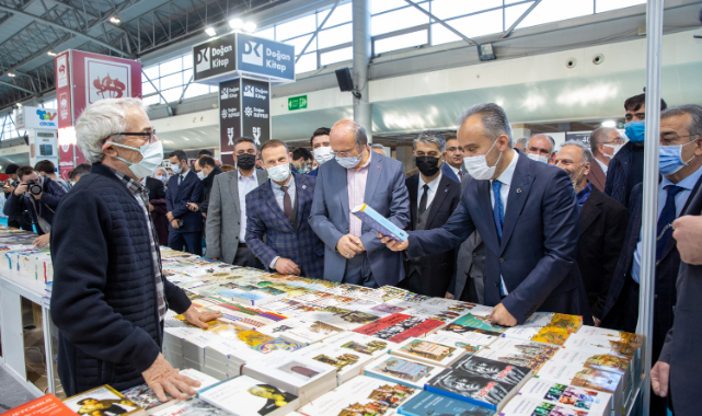 Ünlü yazarlar okurlarıyla buluşuyor