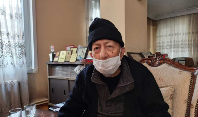 101 yaşındaki emekli hekime Bursa'daki evinde hatırlatma aşısı yapıldı
