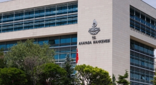 Anayasa Mahkemesi hukuk davasının 9 yılı aşkın sürmesini 'hak ihlali' saydı