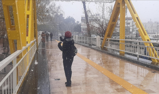 Antalya'nın bazı ilçelerinde kar yağışı etkili oluyor