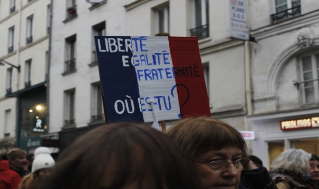 Aşı karşıtları Fransa'da gösteri yaptı