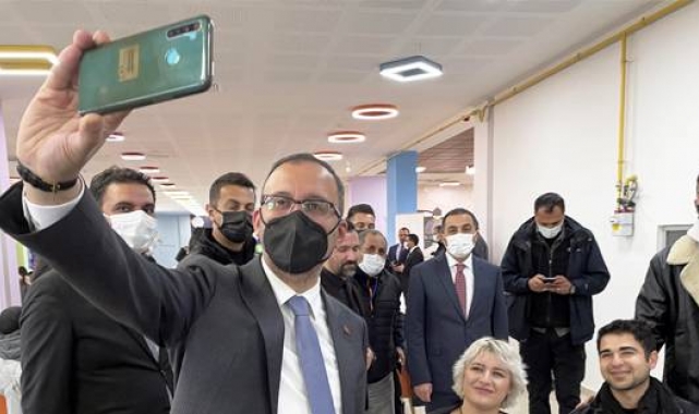 Bakan Mehmet Muharrem Kasapoğlu, Kars Gençlik Merkezi'ni ziyaret etti