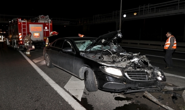 Bariyere çarpan sürücü otomobilini bırakıp kaçtı