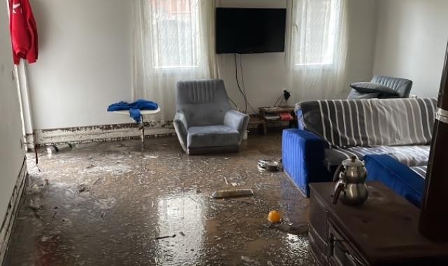 Bodrum'da sağanağın ardından evleri su bastı, kara yolu ulaşıma kapandı