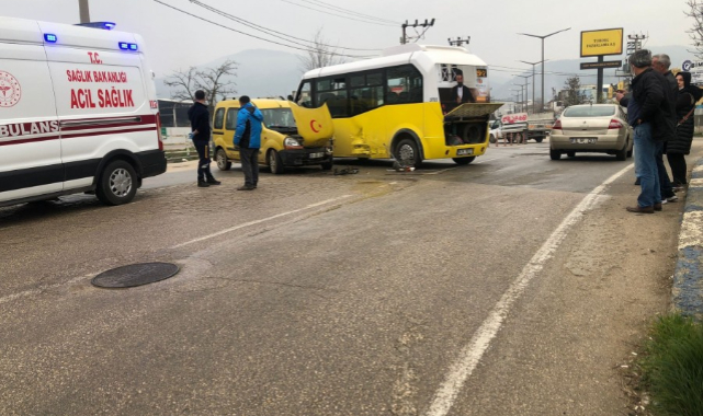 Bursa Çalı'da minibüs ile ticari araç çarpıştı!