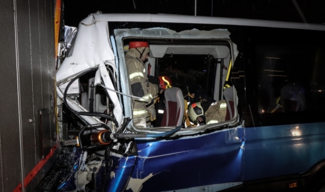 Bursa'da yolcu minibüsü tıra arkadan çarptı: 4 yaralı
