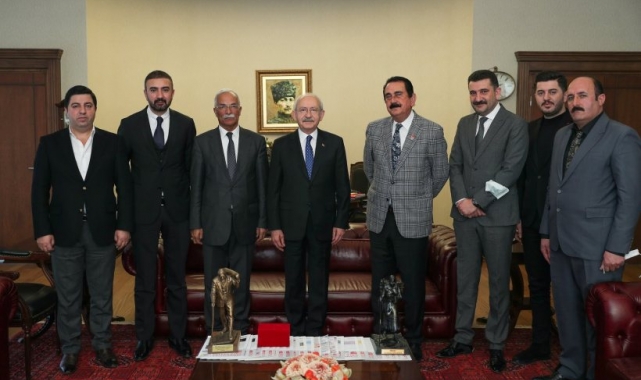 CHP Genel Başkanı Kemal Kılıçdaroğlu, partiye yeni katılanlara rozet taktı