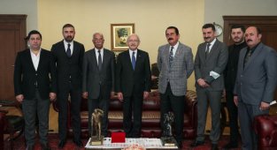 CHP Genel Başkanı Kemal Kılıçdaroğlu, partiye yeni katılanlara rozet taktı