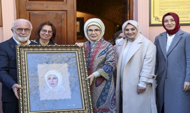 Emine Erdoğan, atıklardan üretilen kağıtların sanatla buluştuğu sergiyi açtı