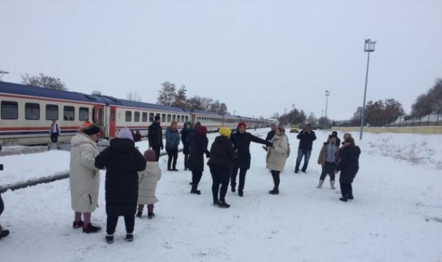 Erzincan'da yük treni raydan çıkınca Turistik Doğu Ekspresi bir süre bekledi