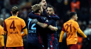 Galatasaray, lider Trabzonspor'a karşı üstünlüğünü koruyamadı