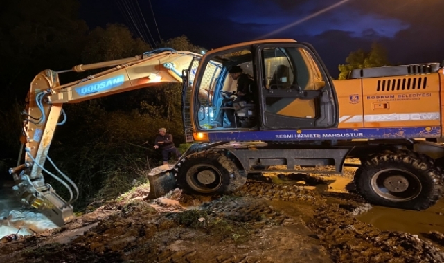 GÜNCELLEME - Bodrum'da sağanağın ardından evleri su bastı, kara yolu ulaşıma kapandı