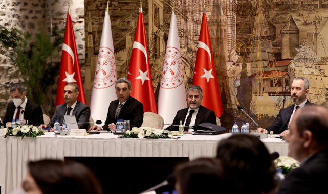 Hazine ve Maliye Bakanı Nebati, ekonomist ve akademisyenlerle bir araya geldi